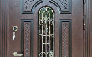 входная дверь в загородный дом с ковкой и стеклом, с верхней вставкой - вид снаружи