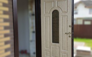 дверь с верхней вставкой в загородный дом с ковкой и стеклом, фото с места установки
