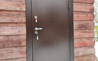 дверь для загородного дома из бруса