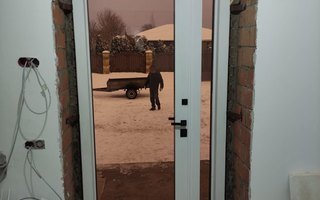 входная двустворчатая дверь в загородный дом со стеклянными створками