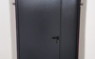 недорогая двустворчатая дверь с одним замком и доводчиком