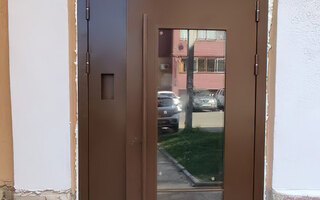 дверь металлическая полуторная с зеркалом