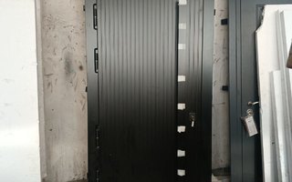 входная дверь со стеклом в верхней вставке, модель ДМСТ-48
