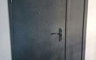 тамбурная металлическая дверь с боковой вставкой, фотография с места установки