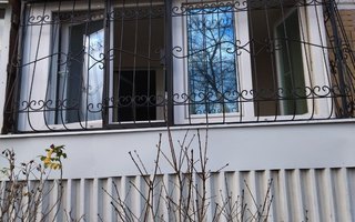 металлическая решетка с распашной створкой для балкона