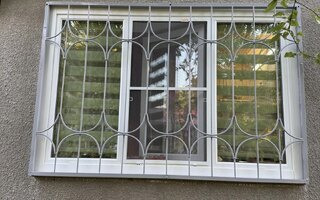 оконная решетка сварного типа для трехстворчатого окна загородного дома